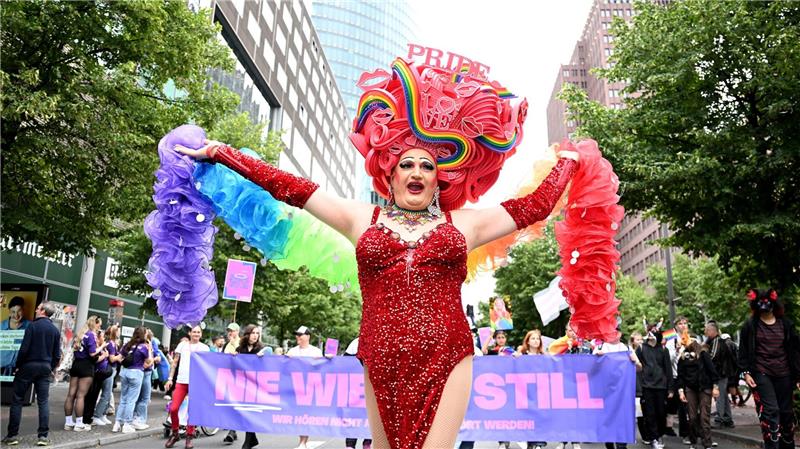 Bunt, bunter, CSD: Beim Christopher Street Day werden viele farbenfrohe Kostüme präsentiert.