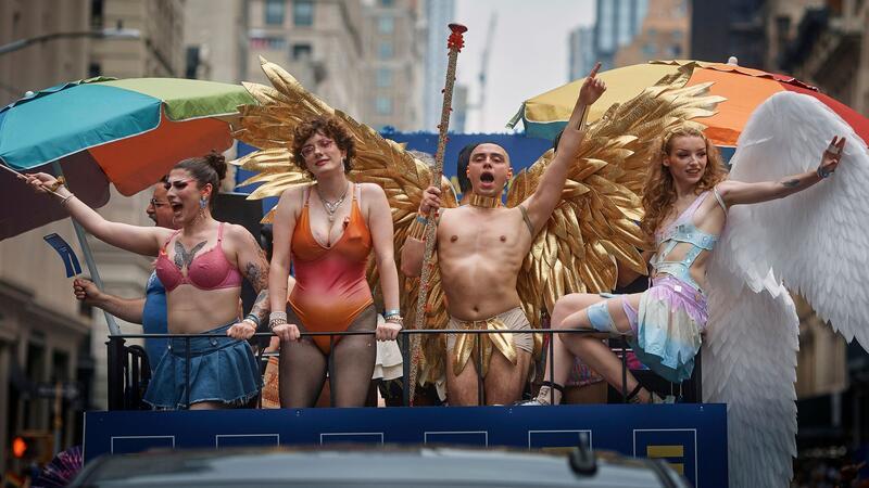 Bunt geht es auf einem Wagen zu, der durch New York zieht.