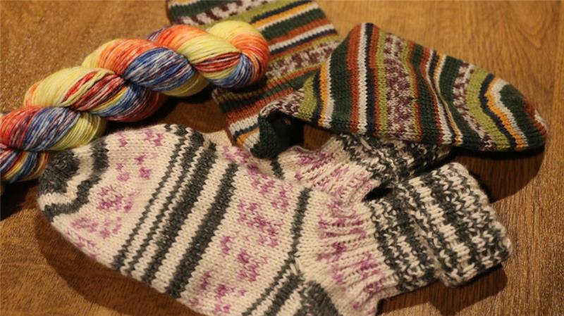Bunt ist die verwendete Wolle – und kniffelig die Muster.