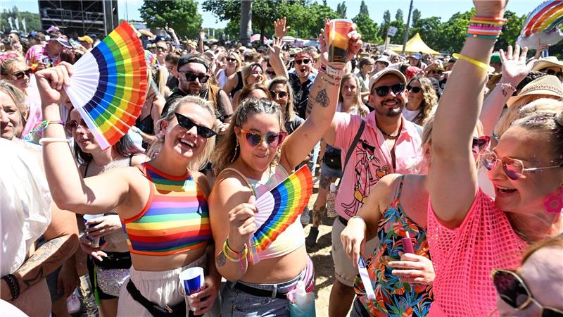 Bunt und gut gelaunt: Die Besucherinnen und Besucher beim „Rainbow Festival“ in Köln.