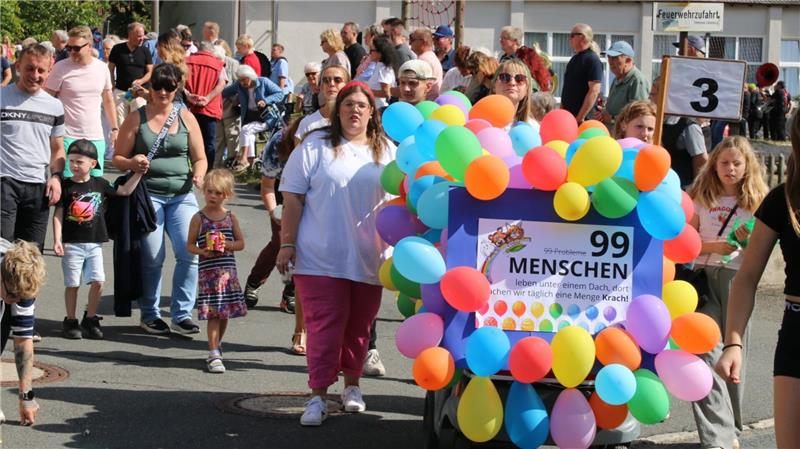 Dorffestwagen rollen mit GenZ, Zaubertrank und KI zum Sieg Bunt und problemlos kommt der Regenbogen-Kindergarten daher.