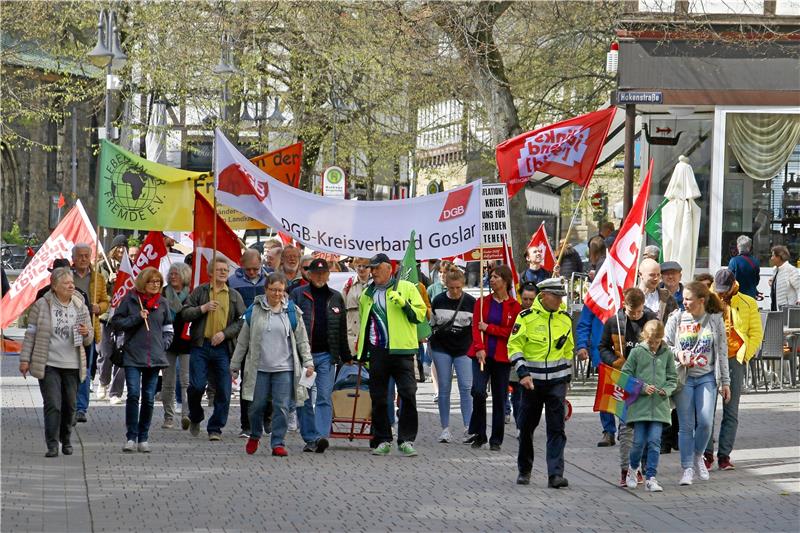 1. Mai-Demo: Der Ukraine-Krieg verstärkt die Ungleichheit Bunt und vielfältig mit dem Schnittpunkt Soziales: Der DGB ruft zur Maidemo auf, rund 120 Menschen gehen mit. Foto: Epping