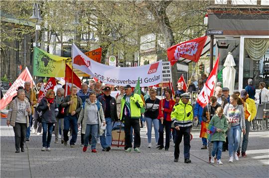 Bunt und vielfältig mit dem Schnittpunkt Soziales: Der DGB ruft zur Maidemo auf, rund 120 Menschen gehen mit. Foto: Epping
