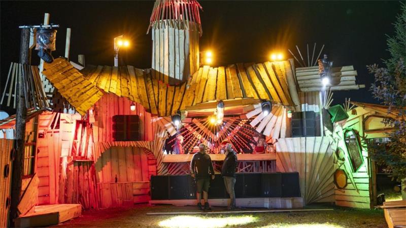 Eine bunt angeleuchtete Kulisse für das Festival "Rocken am Brocken".