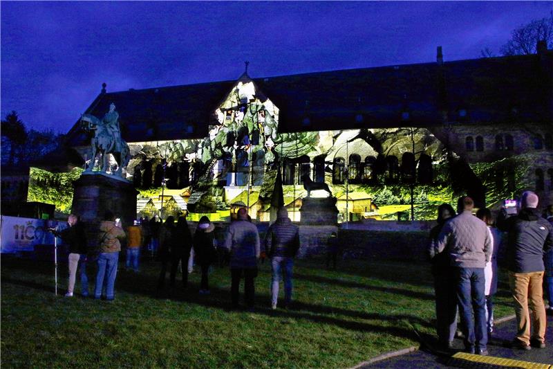Bunte Bilder aus 1100 Goslarer Jahren: 16 Minuten dauert die Licht- und Musik-Show, die noch bis zum 8. Mai jeweils um 21.15 Uhr zu sehen ist.