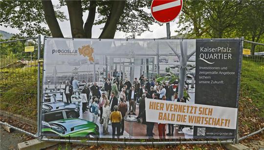 Bunte Bilder und Versprechen auf die Zukunft: Am Bauzaun ist das Pfalzquartier an mancher Stelle optisch weiter als die Realität.