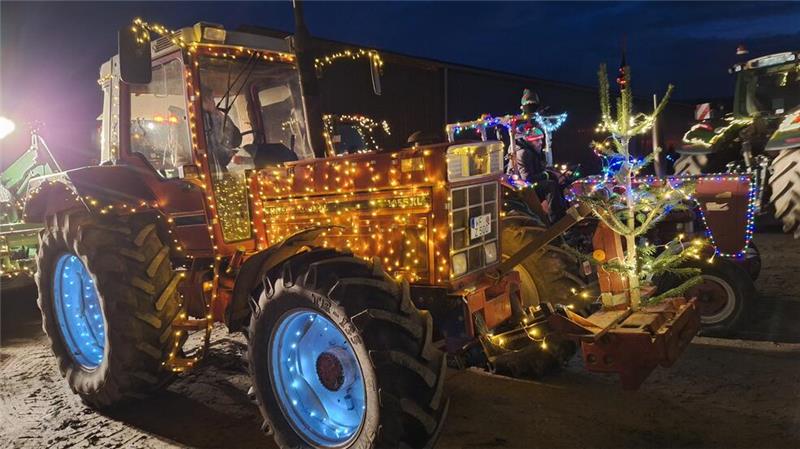 Bunte Brummis: Der weihnachtlichen Leuchtphantasie sind keine Grenzen gesetzt.