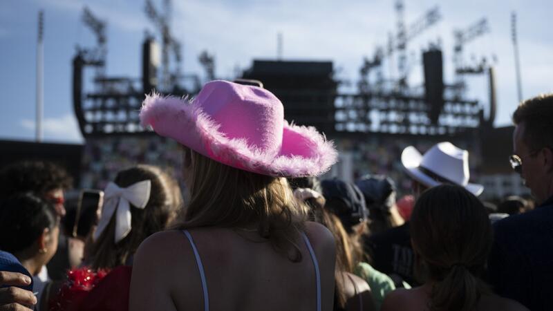 Bunte Cowboyhüte finden sich auf den Köpfen vieler Fans. (Archivfoto)