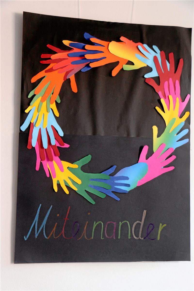 Kunstausstellung: Harly-Schüler werden gemeinsam stark Bunte Hände aus Pappe symbolisieren das Miteinander der Schüler. Foto: Hartmann
