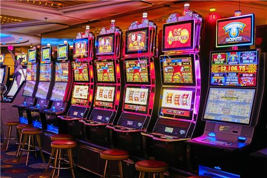 Bunte Lichter und dudelnde Elektro-Jingles, dazu ein kostenloser Kaffee: Für viele Menschen kommt in der Spielhölle das große „Zu-Hause-Gefühl“ auf. Aber am Ende steht nach berauschenden Gewinnen doch meist der große Absturz und das „Game over“. Foto: Pixabay