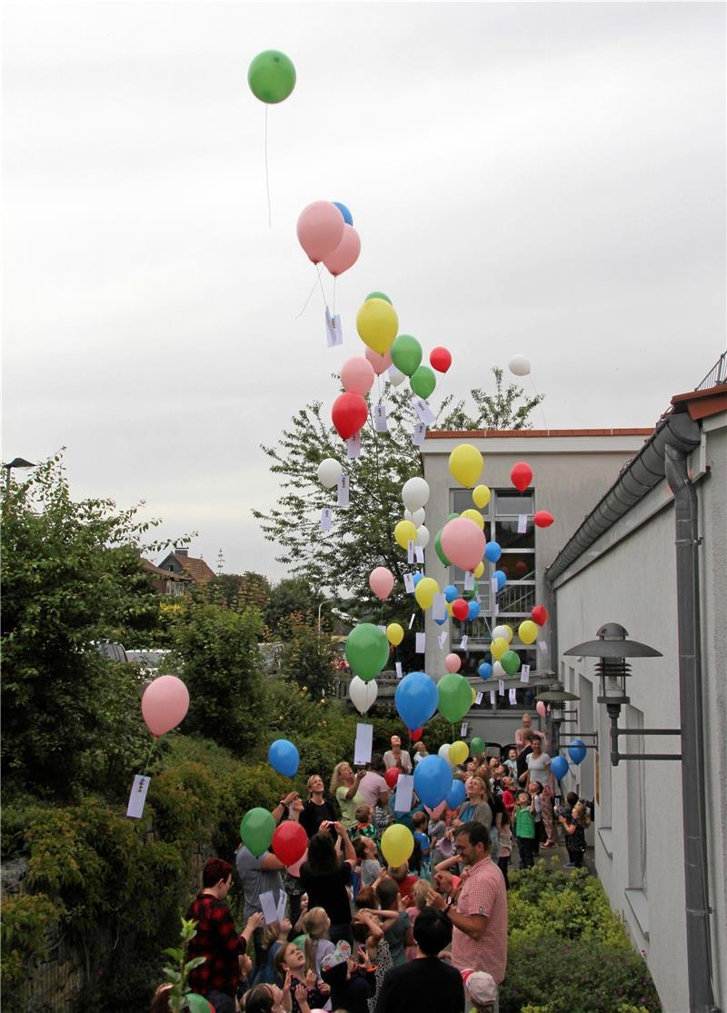Bunte Luftballons mit Wünschen steigen in den Himmel.  Fotos: Hohaus