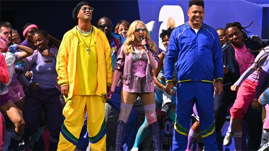 Bunte Mischung: Madonna mit Brasiliens Fußballlegenden Ronaldinho (l) und Ronaldo.