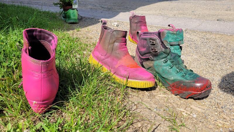 Bunte Schuhe weisen den Weg zu den Mitwirkenden der Kultur- und Museumsmeile.