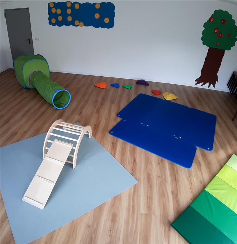 Bunte Spielutensilien verteilen sich auf dem Boden der Krabbelgruppe. Noch sind nicht alle Zimmer gestaltet. Foto: Potthast