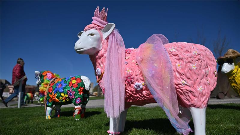 Bunte Tierfiguren stehen auf dem Gelände der Landesgartenschau Leinefelde-Worbis in Thüringen.
