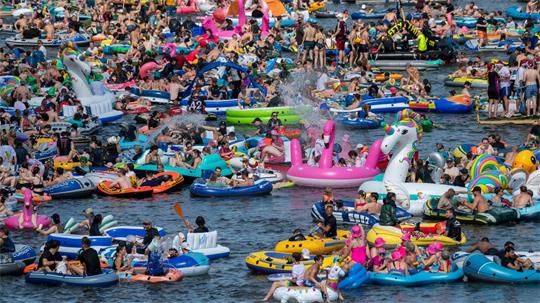 Bunte Wasserparty: Beim Fest „Nabada“ in Ulm treiben Menschen in Gummibooten die Donau hinab. 