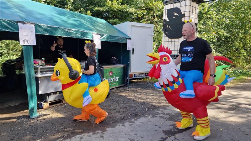 Bunte und ausgefallene Kostüme gehören auf dem Campingplatz dazu.