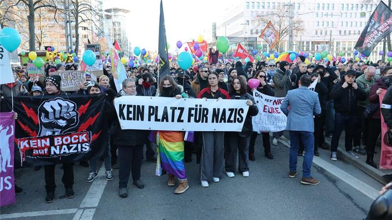 Marx, Munch und viele Macher: Chemnitz ist Kulturhauptstadt Bunter Protest gegen einen Aufzug von Rechtsextremen am Eröffnungstag der Kulturhauptstadt Europas 2025 in Chemnitz.
