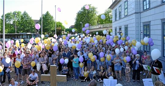 Bunter Reisebeginn: Im Juni 2017 wird die Abfahrt in Vienenburg mit einer Andacht gefeiert. In jenem Jahr begeben sich Konfirmanden aus der Region auf die insgesamt 50. Südtirol-Reise. Archivfoto: Heine