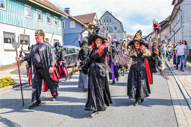 Bunter Trubel in Altenau: Hexen und Teufel ziehen durch die Bergstadt.