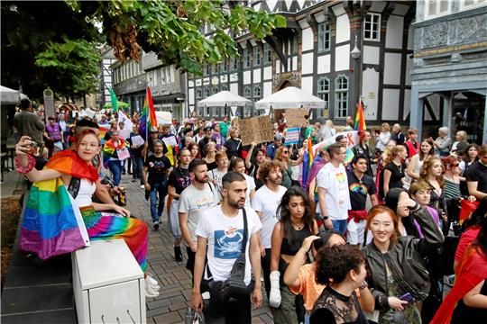 Bunter Zug durch die Goslarer Altstadt: Zum Christoper-Street-Day treffen sich in Goslar am Samstag rund 800 Menschen, um lächelnd, tanzend und singend für Toleranz, Aufgeschlossenheit, sexuelle Vielfalt und gegenseitigen Respekt zu demonstrieren. Foto: Epping