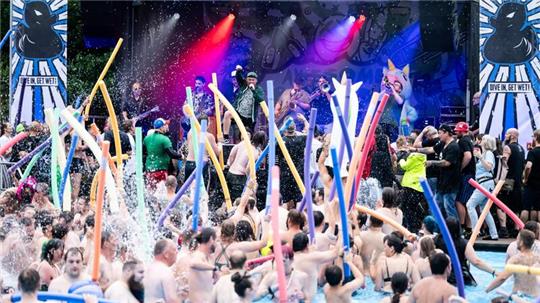 Buntes Getümmel mit Schwimmnudeln und den Awesome Scampis.
