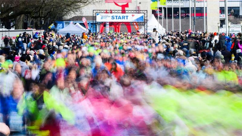 Farbenfrohe Silvesterläufe zum Jahresausklang Buntes Läuferfeld beim Silvesterlauf rund um den Maschsee in Hannover.