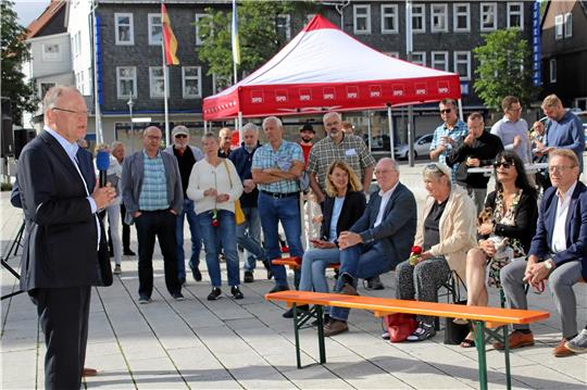 Buntes Treiben auf dem Clausthaler Marktkirchenplatz: Ministerpräsident Stephan Weil stellt sich den Fragen der Bürgerinnen und Bürger. Die steigenden Preise in allen Lebenslagen sind das vorherrschende Thema.  Fotos: Knoke