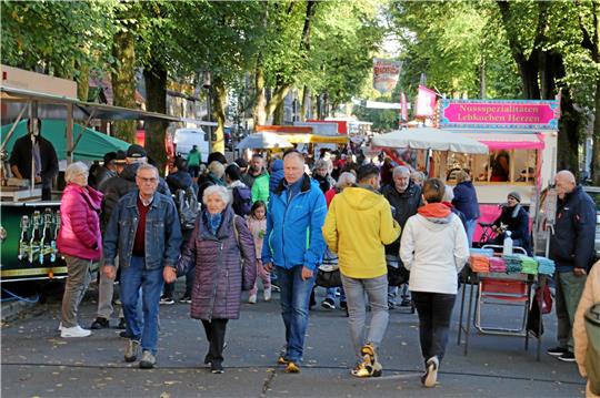 Buntes Treiben auf der Bornhardtstraße: Der Bergbauernmarkt ist auch am letzten Tag gut besucht. Foto: Skuza