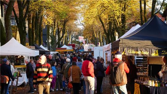 Buntes Treiben herrscht zum Saisonfinale auf der Grünen Meile.