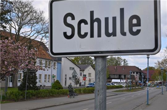 Burg verbietet vorerst politische Aktionen im Umkreis der Schule.
