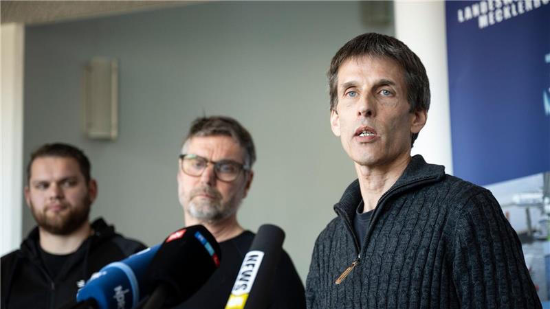 Burkard Baschek (r), Direktor des Deutschen Meeresmuseums, und Greenpeace-Meeresbiologe Thilo Maack (M) sprechen in Wismar zur Presse.