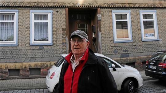 Burkhard Grothe will seine Fenster sanieren – aber nicht so, wie es der Denkmalschutz fordert. Foto: Hartmann