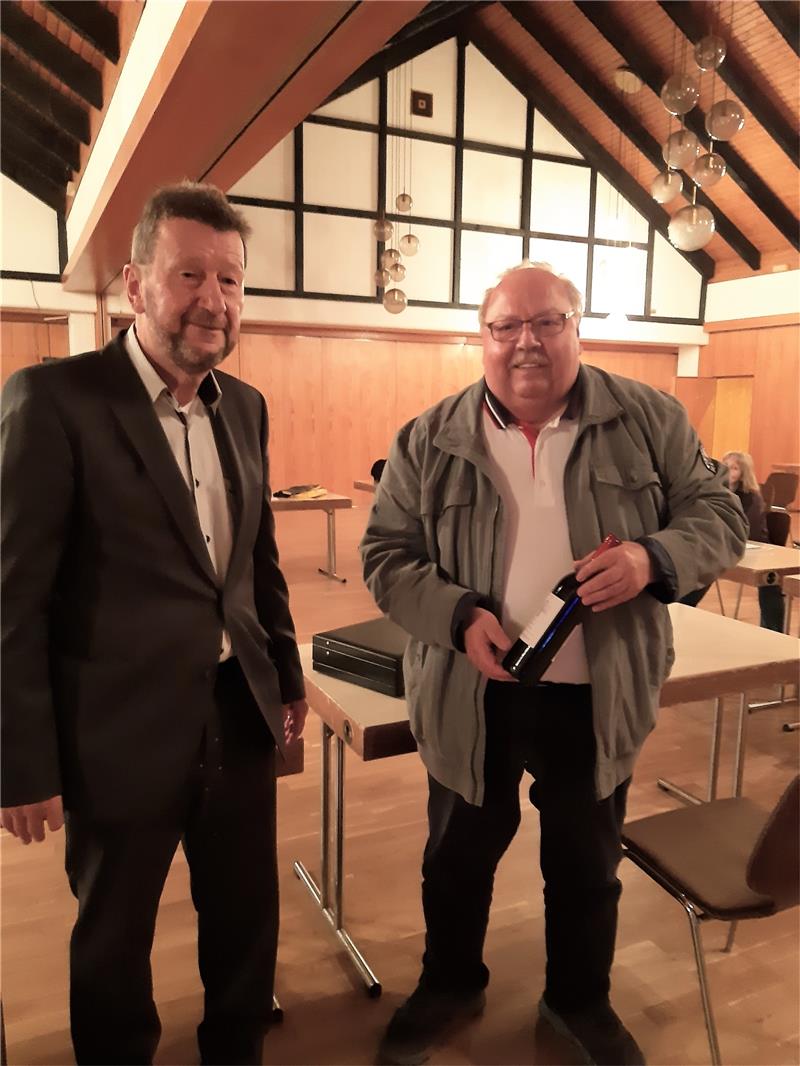 Burkhard Pahl spendierte Bernd Klingebiel einen guten Tropfen zum Abschied.
