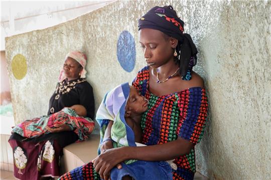 Burkina Faso: Eine Mutter (r.) hält ihren zweijährigen Sohn, der wegen Unterernährung mit einer Magensonde behandelt wird.