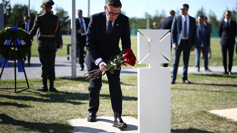 Premier Burnham macht erste Auslandsreise: Besuch in Kiew Burnham besuchte bei den Feierlichkeiten auch den nationalen Militärfriedhof der Ukraine in Hatne südwestlich von Kiew.
