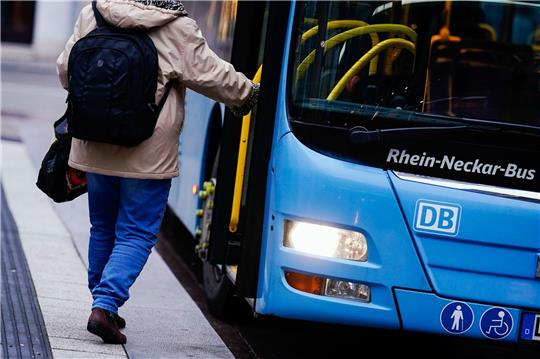 Bus- und Bahnanbieter pochen auf eine gesicherte Finanzierung des künftigen 49-Euro-Tickets für den bundesweiten Nahverkehr auch über die Startphase hinaus.