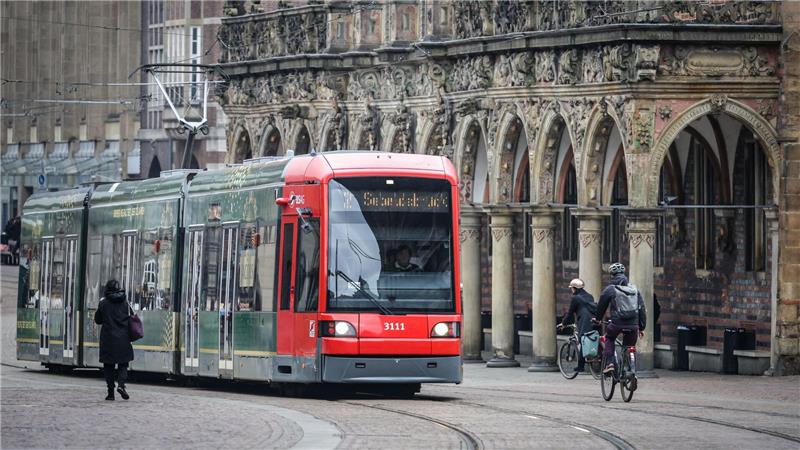 Busse und Bahnen fahren am Donnerstag wie gewohnt durch Bremen. (Archivbild)