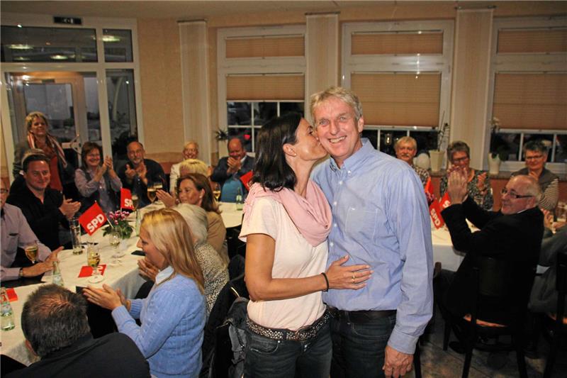 Bussi für den Bürgermeister: Ehefrau Silke belohnt Bodo Mahns während der SPD-Siegesfeier im „Blickpunkt“ mit einem Sieger-Küsschen.  Foto: Gereke