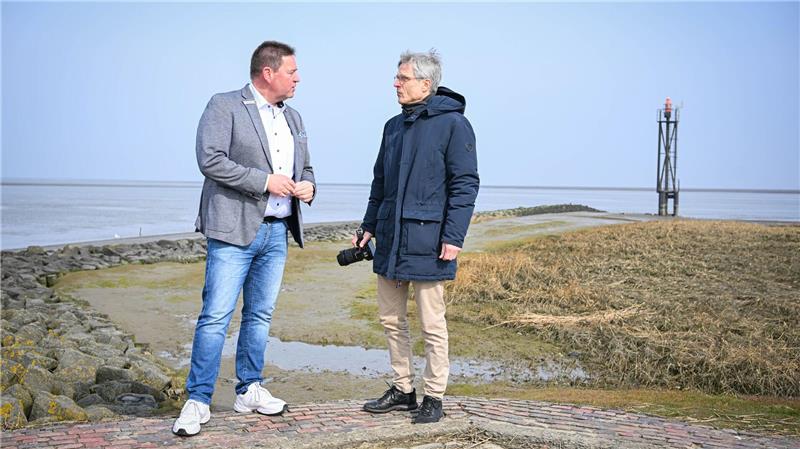 Neuer Ort für „Roter Sand“: Zehn Fakten zum Leuchtturm-Umzug Butjadingens Bürgermeister Axel Linneweber (l.) und Matthias Wagner von der Deutschen Stiftung Denkmalschutz inspizierten den geplanten neuen Standort für den Leuchtturm „Roter Sand“.
