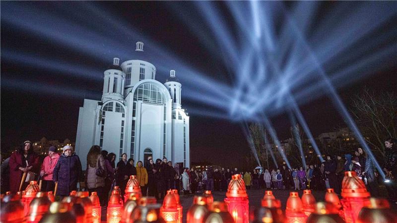 Butscha hält inne: Menschen erinnern an Opfer vor dem vierten Jahrestag der Befreiung