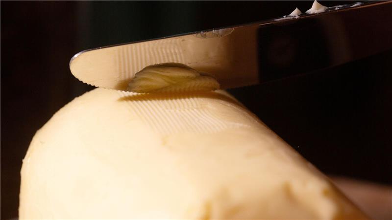 Butter war im Februar fast ein Drittel günstiger als ein Jahr zuvor. Eine Umfrage der dpa unter großen Lebensmittelhändlern ergab jedoch jüngst, dass Discounter und Supermärkte ihre Preise für Butter wieder erhöhen.