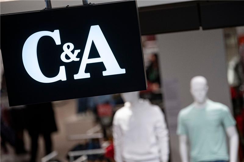 Modekette C&A will Filialnetz in Deutschland ausbauen C&A betrieb Ende vergangenen Jahres 1300 Filialen in 17 Ländern.