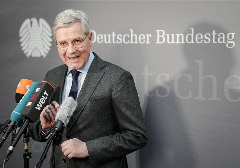Röttgen: Zögern bei Waffenlieferungen ein „Trauerspiel” CDU-Außenminister Norbert Röttgen: Die bisherige Linie der Bundesregierung führe zu einem militärischen Patt mit großen Verlusten.