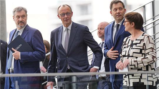 CDU-Chef Friedrich Merz (Mitte) hat in den Verhandlungen mit der SPD bei der Schuldenbremse eine Kehrtwende hingelegt. Mit Spannung wird erwartet, wie groß die Zustimmung der CDU zum Koalitionsvertrag sein wird.
