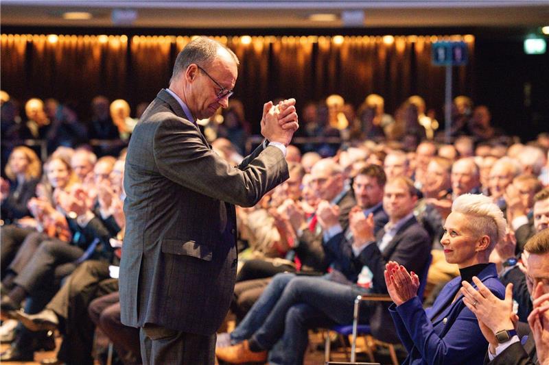 Merz betont Bedeutung der Leitkultur in CDU-Programmentwurf CDU-Chef Friedrich Merz bei der Parteikonferenz in Hannover.