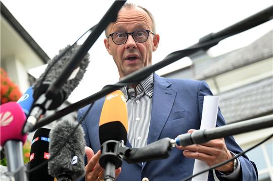 CDU-Chef Friedrich Merz gibt bei der Unions-Klausur in Schmallenberg ein Pressestatement ab.