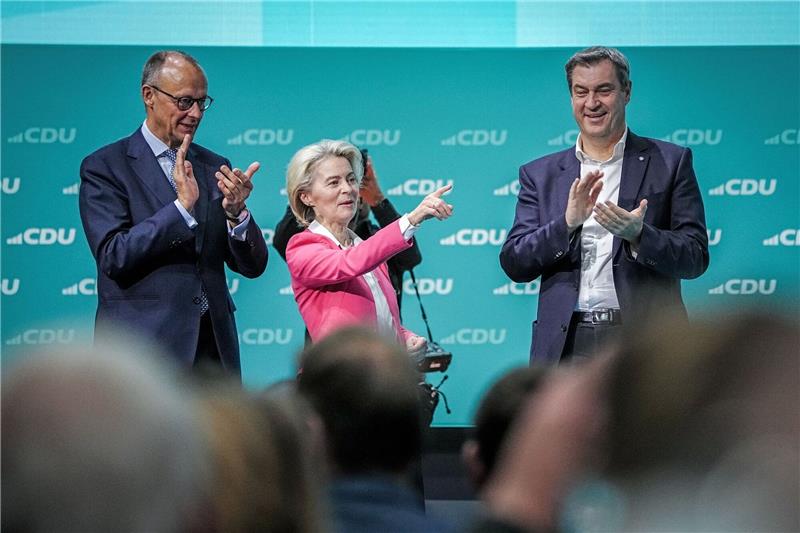 CDU und CSU starten in Schlussphase des Europawahlkampfes CDU-Chef Friedrich Merz (l, CDU), EU-Kommissionspräsidentin Ursula von der Leyen und CSU-Chef Markus Söder stehen beim CDU-Bundesparteitag gemeinsam auf dem Podium.