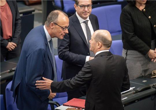 CDU-Chef Friedrich Merz (l) hat sich in einem Brief an Bundeskanzler Olaf Scholz gewendet.