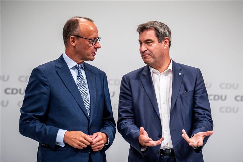 Union setzt im Europawahlkampf Fokus auf militärische Stärke CDU-Chef Friedrich Merz (l) und CSU-Chef Markus Söder plädieren für mehr Rüstungsgüter.